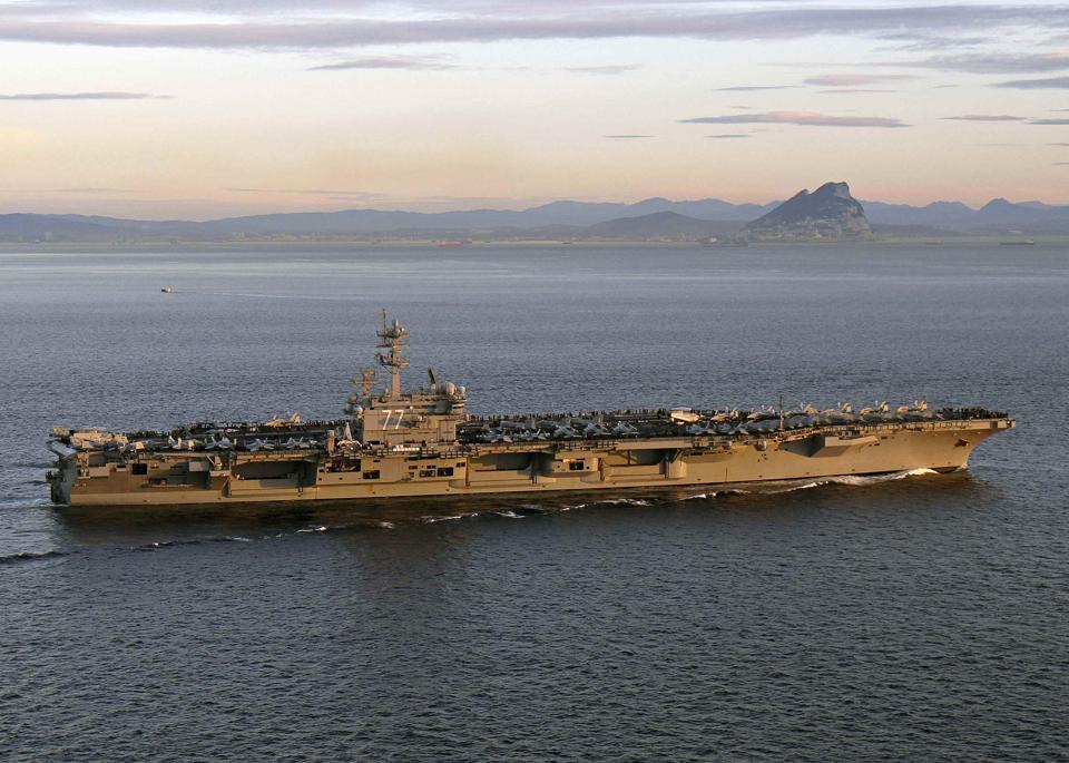 T&agrave;u s&acirc;n bay USS George H.W. Bush. Ảnh: Reuters