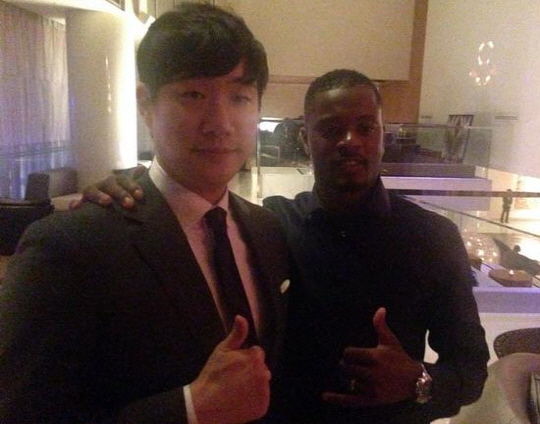 Patrick Evra từ xa xôi cũng đến dự đám cưới bạn thân