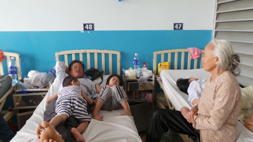 Uống rượu pha huyết trăn, cả nhà nguy kịch