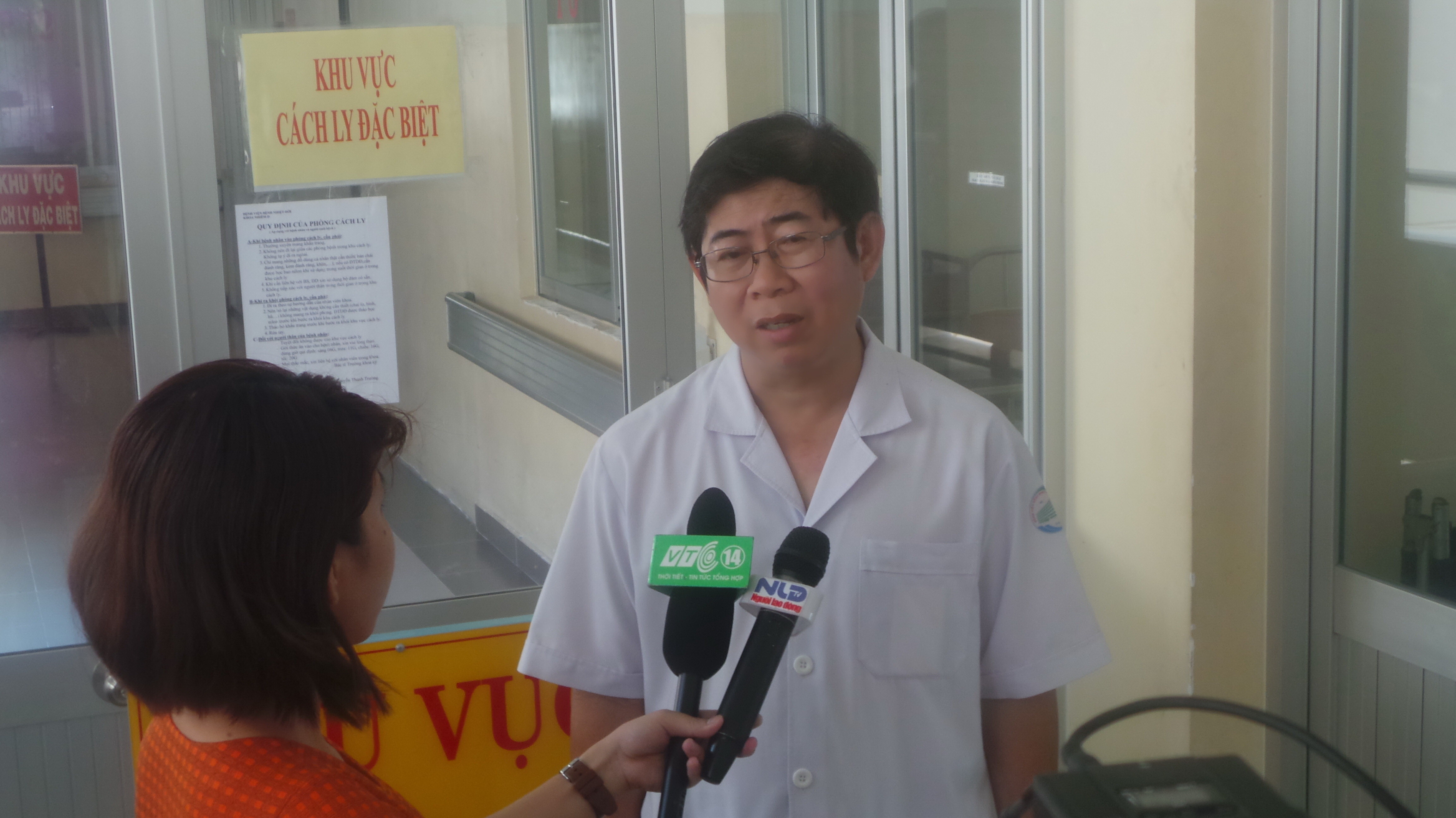 TS-BS L&ecirc; Mạnh H&ugrave;ng, Ph&oacute; gi&aacute;m đốc Bệnh viện Bệnh Nhiệt đới TP HCM, khuy&ecirc;n người d&acirc;n kh&ocirc;ng n&ecirc;n hoang mang, dịch Eboal đang trong tầm kiểm so&aacute;t của Việt Nam.