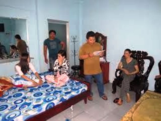 C&ocirc;ng an bắt quả tang 2 đ&ocirc;i nam nữ đang mua d&acirc;m tại nh&agrave; ri&ecirc;ng của b&agrave; Hương