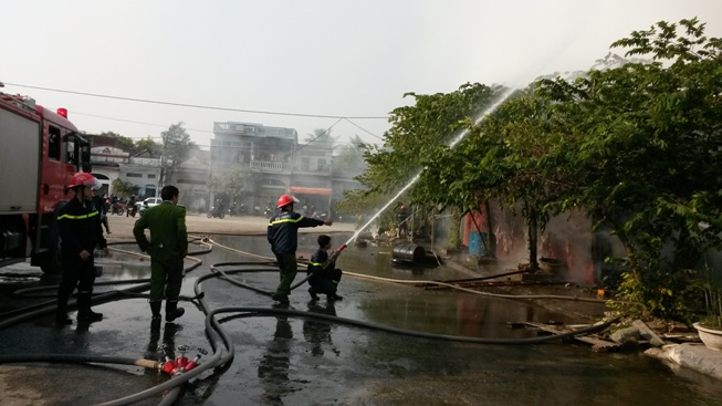 Kho nến, đồng thời là xưởng sản xuất nến cháy hơn 3 giờ vẫn chưa bị dập tắt