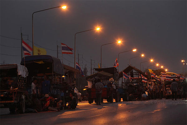 N&ocirc;ng d&acirc;n từ miền Trung nghỉ qua đ&ecirc;m 20-2 tr&ecirc;n đường cao tốc Ch&acirc;u &Aacute; tại tỉnh Ayutthaya. Ảnh: Bangkok Post