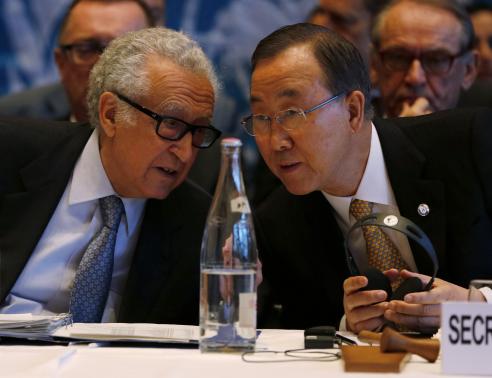 Tổng thư k&yacute; Li&ecirc;n Hiệp Quốc Ban Ki-moon (phải) v&agrave; đặc ph&aacute;i vi&ecirc;n Lakhdar Brahimi. Ảnh: Reuters