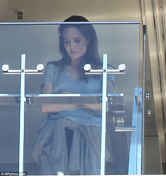 Angelina tr&ocirc;ng buồn b&atilde;