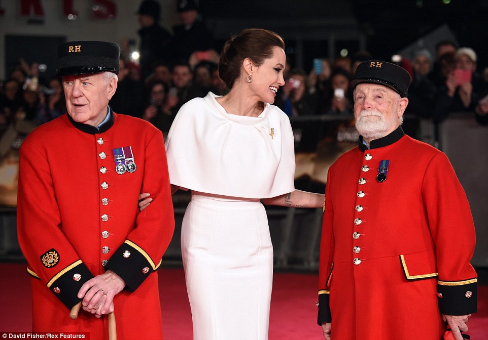 Angelina v&agrave; Những người l&iacute;nh gi&agrave; Chelsea