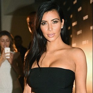Bộ trưởng quốc phòng Anh chê thân hình Kim Kardashian