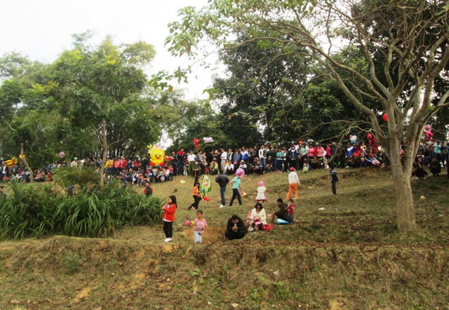 Người d&acirc;n đến chợ để vui chơi, ăn uống... cầu cho 1 năm l&agrave;m ăn gặp được nhiều may mắn.