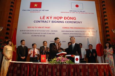 &Ocirc;ng Nguyễn Hữu Bằng, Chủ tịch HĐQT, Tổng gi&aacute;m đốc Tổng c&ocirc;ng ty Đường sắt Việt Nam v&agrave; đại diện li&ecirc;n danh nh&agrave; thầu tư vấn JKT (c&oacute; JTC tham gia) tại lễ k&yacute; hợp đồng năm 2009. Ảnh: B&aacute;o Giao th&ocirc;ng