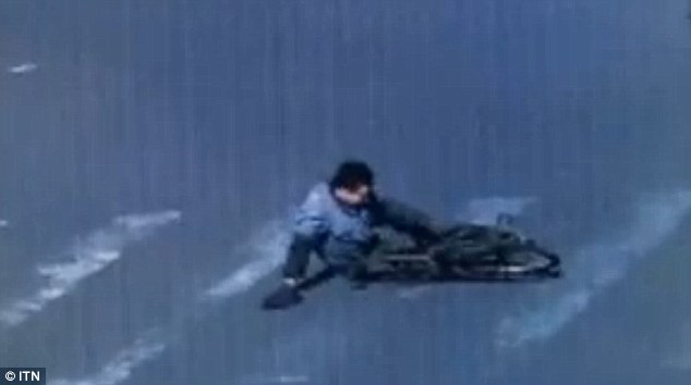 Nạn nh&acirc;n may mắn v&ocirc; c&ugrave;ng khi chỉ bị v&agrave;i vết th&acirc;m