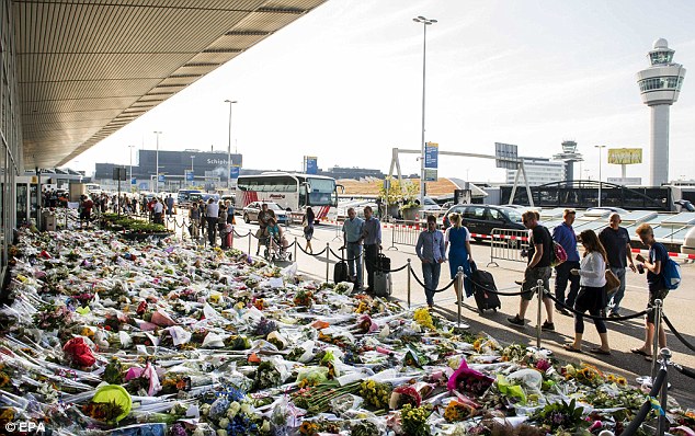 Biển hoa tưởng niệm nạn nh&acirc;n tr&ecirc;n chuyến MH17 tại s&acirc;n bay Schiphol gần Amsterdam - H&agrave; Lan. Ảnh: EPA