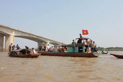 Việc tìm kiếm thi thể nạn nhân tích cực song vẫn rơi vào vô vọng