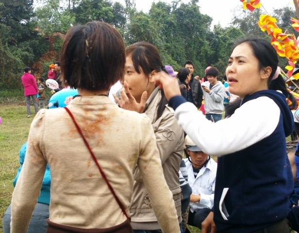 Cố g&aacute;i n&agrave;y đ&atilde; lĩnh trọn một m&agrave;n mưa c&agrave; chua.