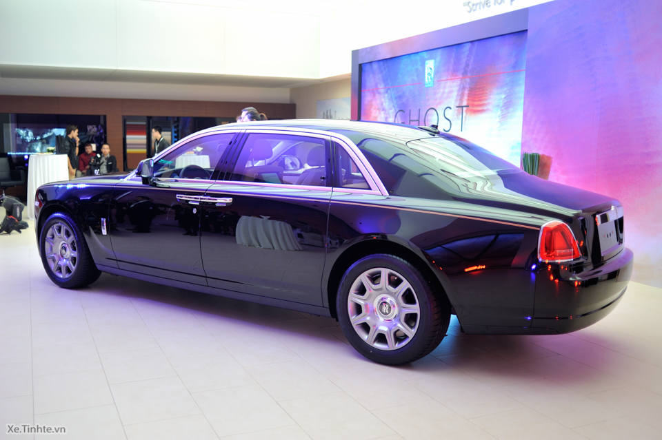 Phi&ecirc;n bản m&agrave; Rolls-Royce Motor Cars Hanoi vừa ra mắt ng&agrave;y h&ocirc;m nay l&agrave; phi&ecirc;n bản trục cơ sở d&agrave;i EWB ở mức 3.465 mm, d&agrave;i hơn 170 mm so với phi&ecirc;n bản ti&ecirc;u chuẩn, qua đ&oacute; gi&uacute;p khoang nội thất của xe rộng r&atilde;i hơn.