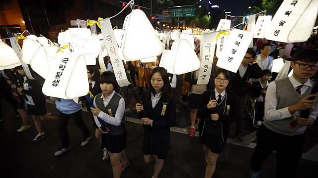Học sinh giương cao đ&egrave;n lồng cầu nguyện cho c&aacute;c nạn nh&acirc;n tr&ecirc;n t&agrave;u Sewol ng&agrave;y 26-4. Ảnh: REUTERS