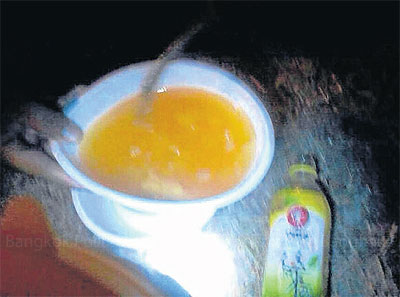 Chai nước bị tẩm độc ph&aacute;t hiện tối 26-5. Ảnh: Bangkok Post