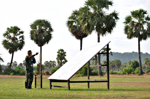 Chỉ huy Đại đội 4, Lữ đo&agrave;n Ph&aacute;o ph&ograve;ng kh&ocirc;ng 226 th&ocirc;ng qua kế hoạch bắn đạn thật trong diễn tập.