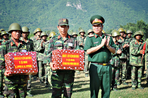 L&atilde;nh đạo Bộ tư lệnh Qu&acirc;n khu 9 trao thưởng cho c&aacute;c đơn vị đạt th&agrave;nh t&iacute;ch bắn giỏi.