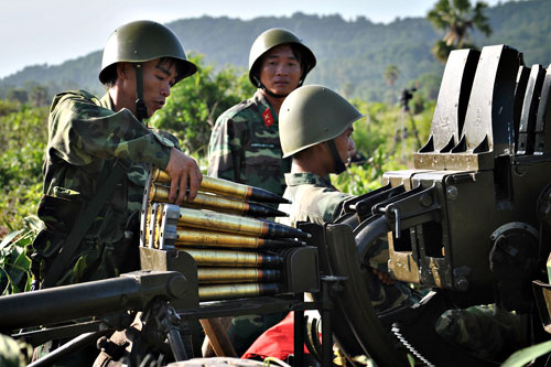 Lắp đạn v&agrave;o ph&aacute;o.