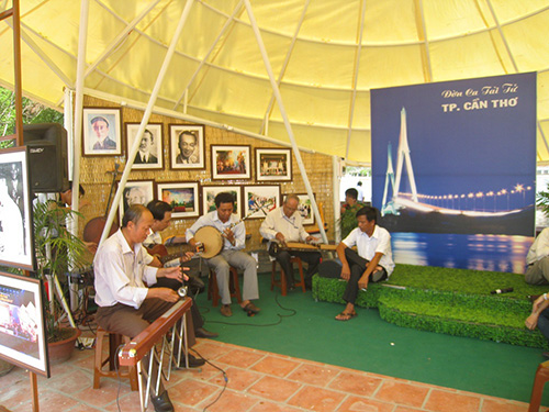 C&aacute;c nghệ nh&acirc;n sinh hoạt trong Kh&ocirc;ng gian đờn ca t&agrave;i tử Nam Bộ tại Festival Đờn ca t&agrave;i tử quốc gia lần thứ nhất - Bạc Li&ecirc;u 2014