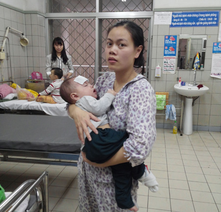 Bị vi&ecirc;m phổi phải nhập viện ng&agrave;y 29 Tết, hai mẹ con bệnh nhi n&agrave;y sẽ phải ăn Tết BV