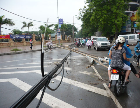 Giẫm vào dây điện sa xuống đường, thiếu niên 14 tuổi tử vong