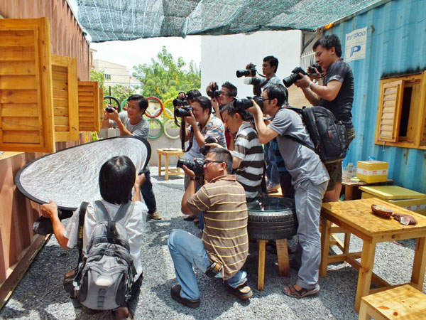 Với kh&ocirc;ng gian lạ mắt, qu&aacute;n cũng l&agrave; nơi l&yacute; tưởng để l&agrave;m địa điểm chụp h&igrave;nh cưới, quay phim. Đ&acirc;y cũng l&agrave; nơi thường xuy&ecirc;n tổ chức c&aacute;c buổi triển l&atilde;m, thi ảnh chụp về qu&aacute;n.