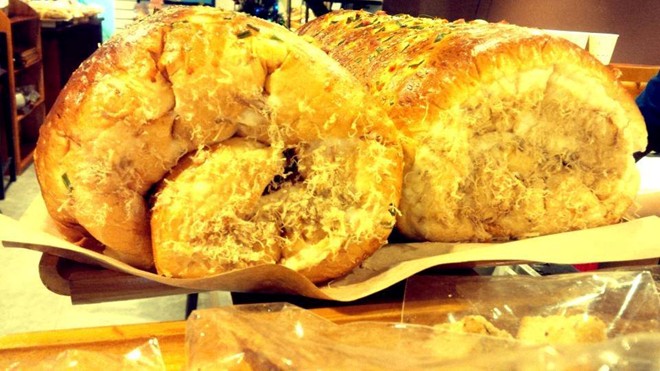 Ăn hết chiếc b&aacute;nh 2,1 kg được thưởng 1 triệu đồng
