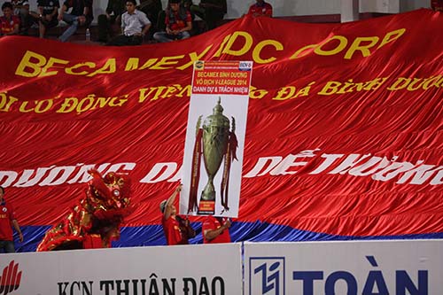 CĐV Bình Dương công kênh chiếc cúp tự tạo