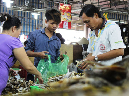 Mỗi ng&agrave;y, một gian h&agrave;ng c&oacute; thể b&aacute;n ra từ 50-100 kg. Trừ đi c&aacute;c chi ph&iacute; vận chuyển, thu&ecirc; mặt bằng tiểu thương c&oacute; thể l&atilde;i đến 600.000 đồng.