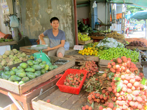 Vải thiều được nhiều người chọn mua nhưng vẫn rớt gi&aacute; c&ograve;n 15.000 &ndash; 20.000 đồng/kg
