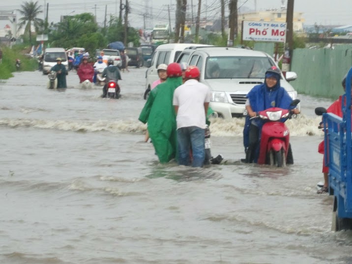 Nhiều xe chết m&aacute;y tr&ecirc;n đường Kha Vạn C&acirc;n do bị ngập s&acirc;u.  