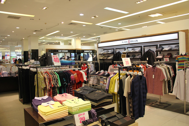 D&ugrave; c&aacute;c gian h&agrave;ng tại Parkson (quận 1) li&ecirc;n tục giảm gi&aacute; mạnh nhưng vẫn vắng kh&aacute;ch.