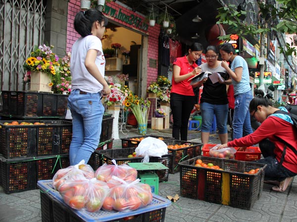 Hoạt động b&aacute;n c&agrave; chua của một nh&oacute;m bạn trẻ S&agrave;i G&ograve;n
