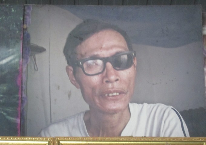 Tấm hinh chụp một người khuyết tật đeo k&iacute;nh đen hỏng 1 mắt k&iacute;nh được anh Biểu t&acirc;m đắc nhất