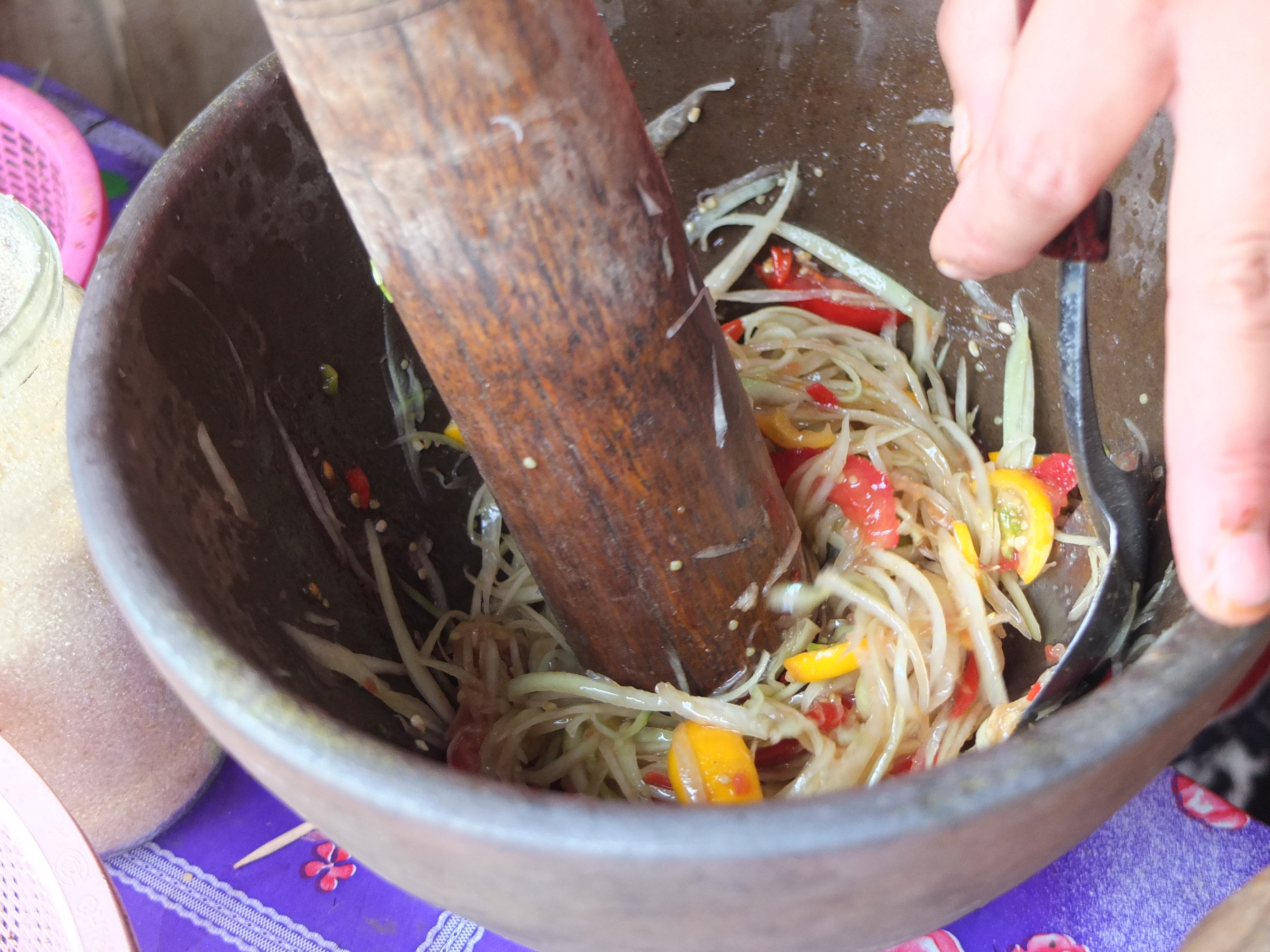 Những c&uacute; gi&atilde; nhanh nhưng kh&ocirc;ng mạnh l&agrave;m đu đủ giữ được độ gi&ograve;n v&agrave; thấm đẫm gia vị