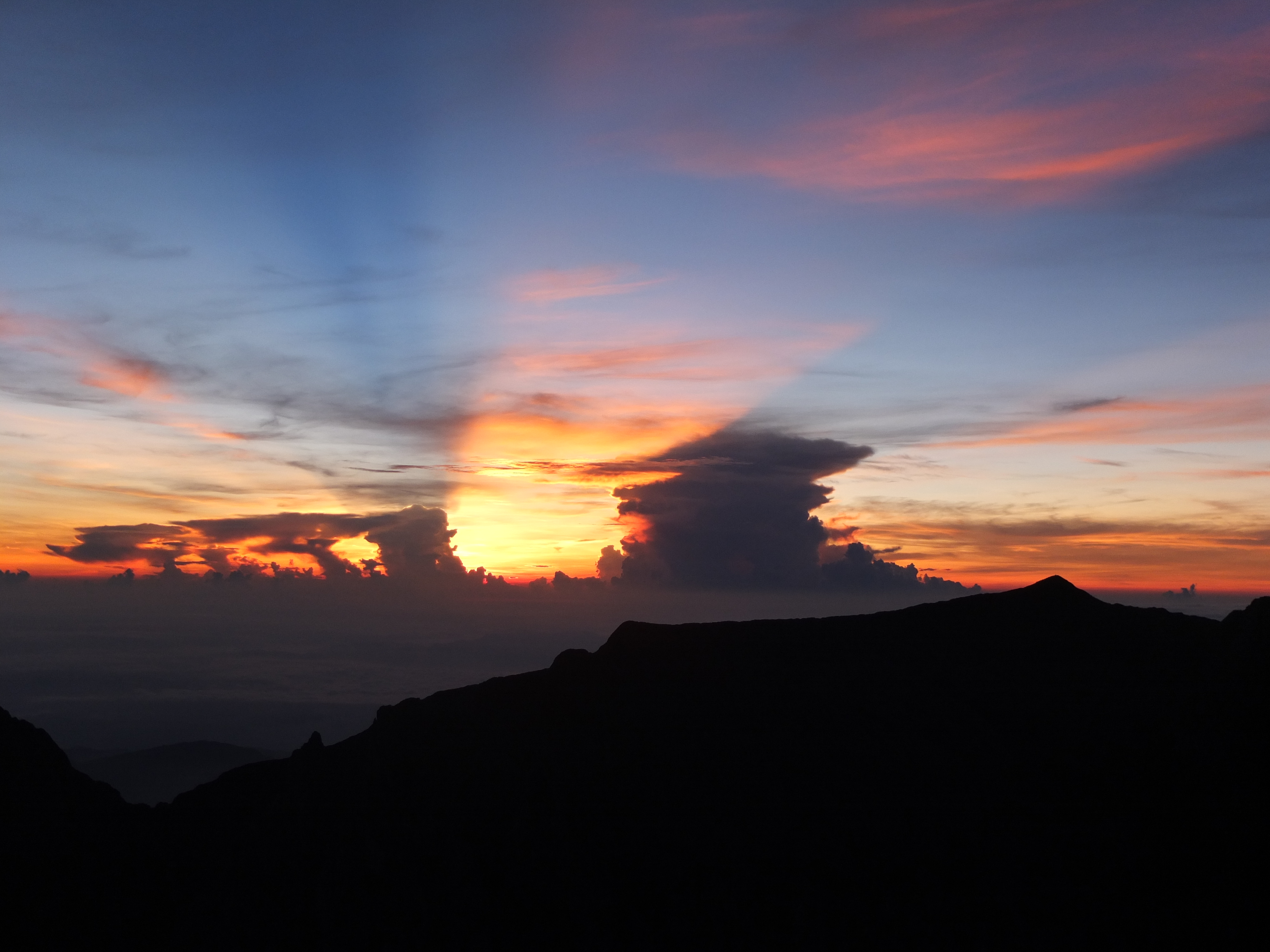 Tia nắng mặt trời l&oacute;e l&ecirc;n tr&ecirc;n đỉnh Kinabalu