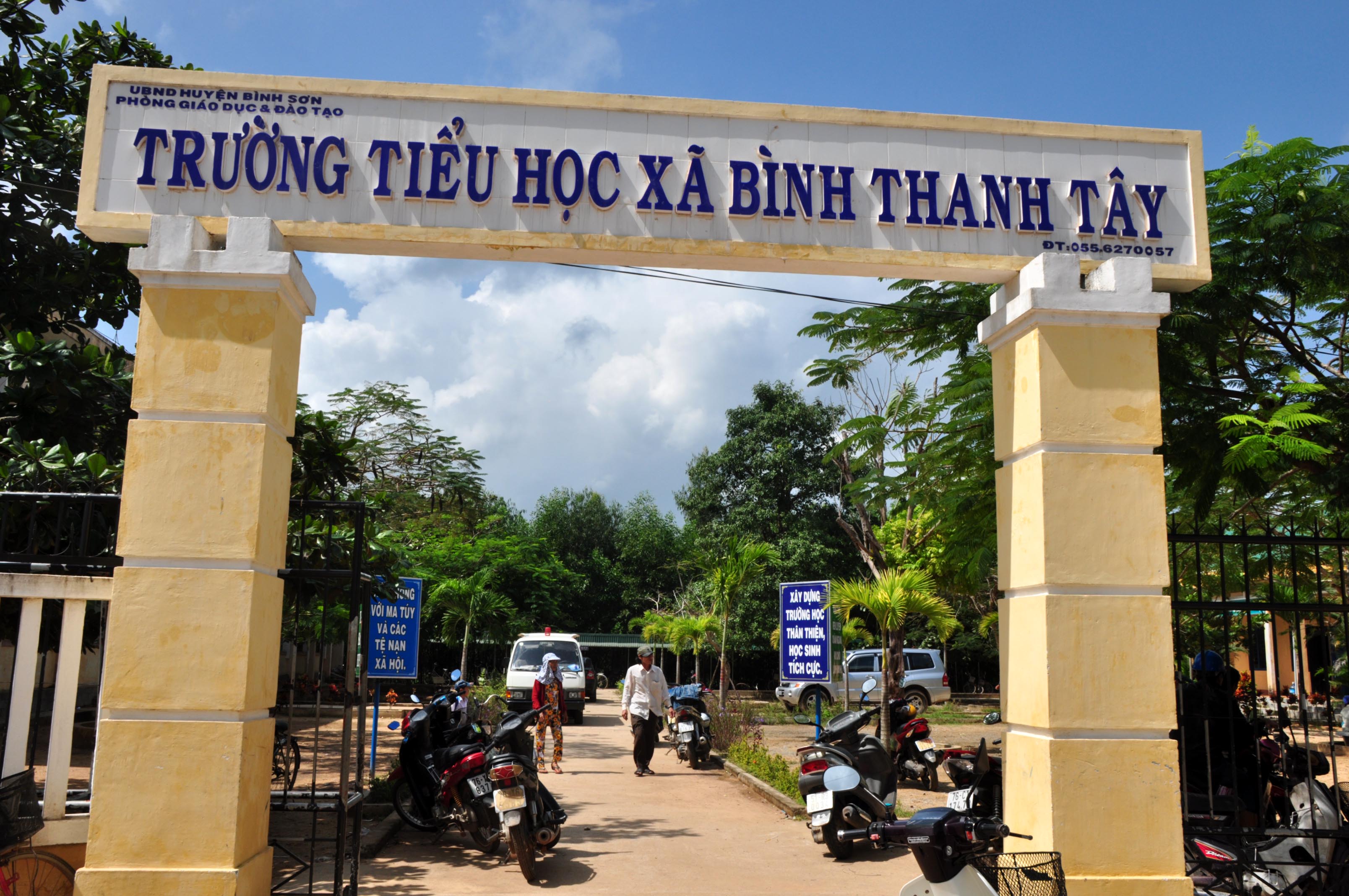C&aacute;c xe cứu thương t&uacute;c trực tại Trường Tiểu học B&igrave;nh Thanh T&acirc;y đề ph&ograve;ng bất trắc xảy ra