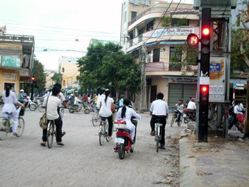 Đèn đỏ hả? Không ăn thua, vượt thôi!