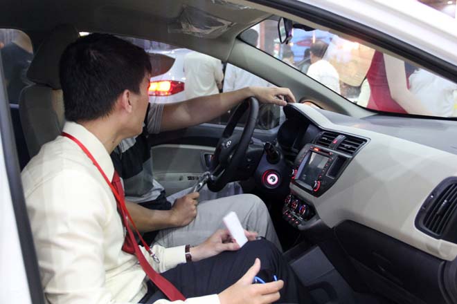 Rondo c&ograve;n c&oacute; thế mạnh với đầy đủ c&aacute;c hệ thống an to&agrave;n chủ động v&agrave; thụ động, chống b&oacute; cứng phanh ABS, hỗ trợ phanh khẩn cấp BA, ph&acirc;n bổ lực phanh điện tử EBD, c&acirc;n bằng điện tử ESP, ổn định th&acirc;n xe VSM, hỗ trợ khởi h&agrave;nh ngang dốc HAC, camera, cảm biến l&ugrave;i...