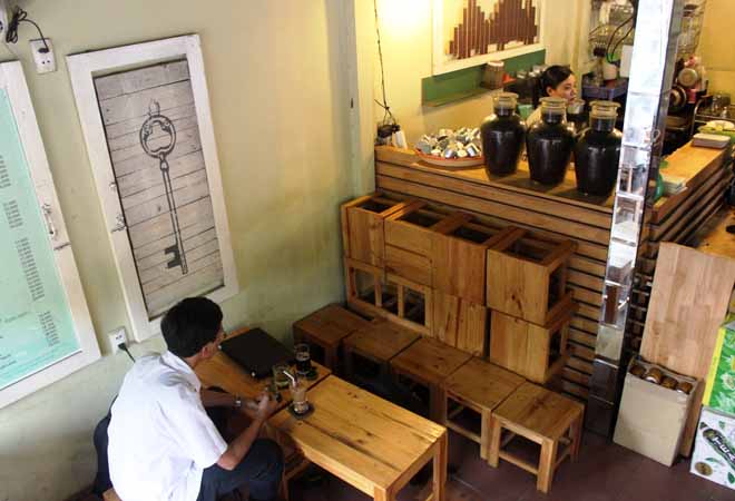 Tr&agrave;o lưu mở qu&aacute;n c&agrave; ph&ecirc; sạch, c&agrave; ph&ecirc; take away, hay c&aacute;c nh&agrave; h&agrave;ng ghế gỗ đ&atilde; vực dậy ng&agrave;nh kinh doanh nội thất gỗ trong nước.