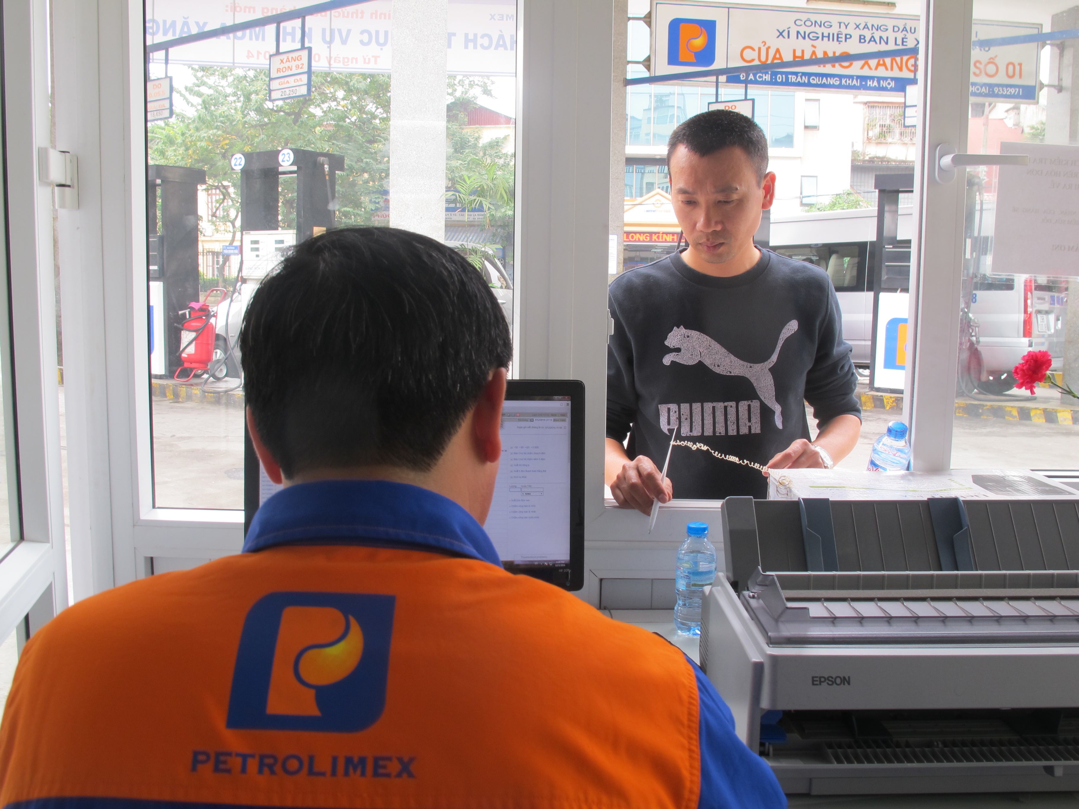 Ban đầu, sau khi dừng xe tại cột bơm, l&aacute;i xe sẽ tới ph&ograve;ng điều khiển để ứng trước số tiền sẽ mua