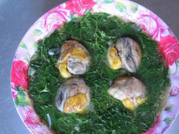 B&igrave;nh b&aacute;t nấu canh hột vịt lộn