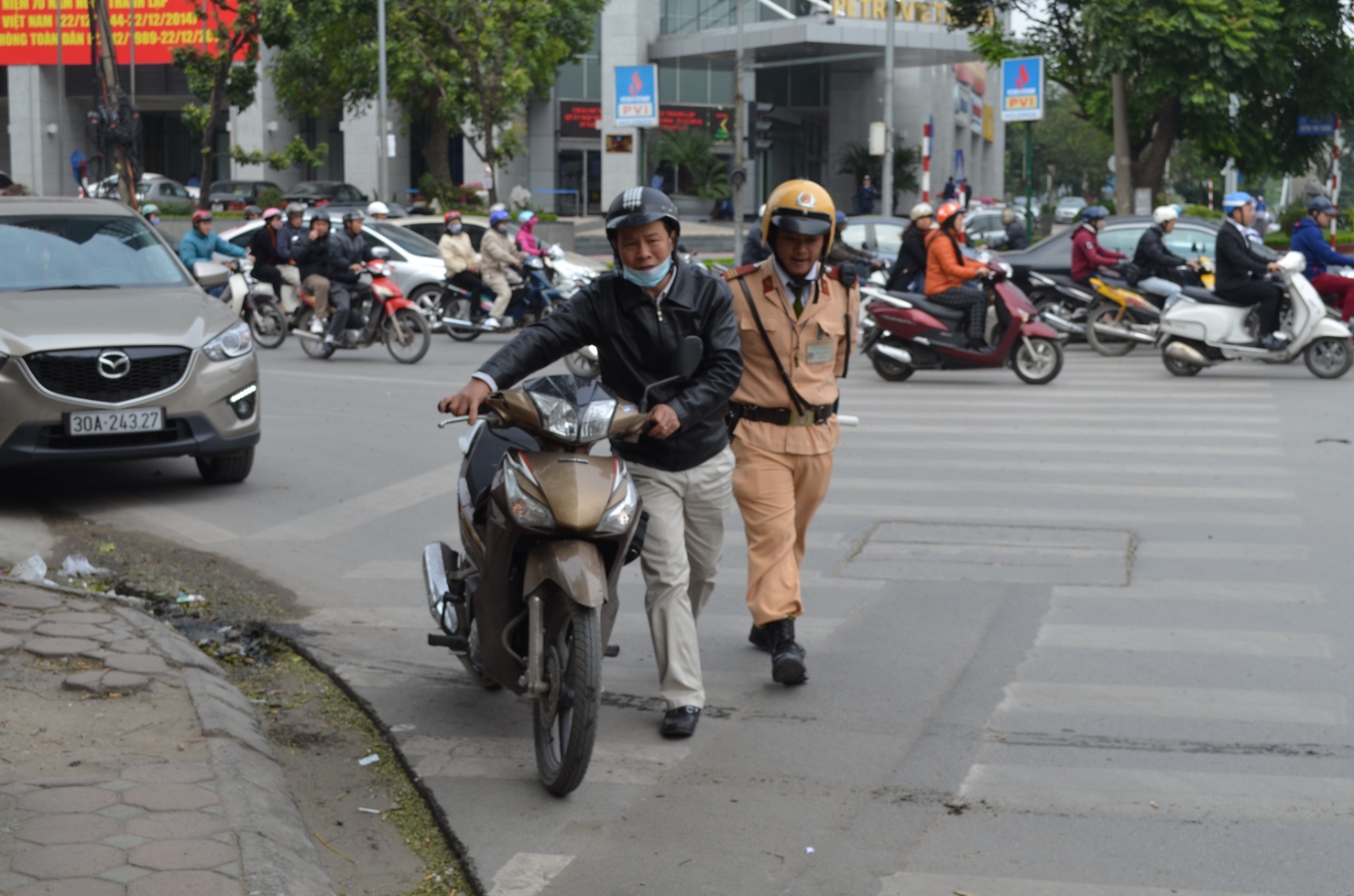 Người đi đường vi phạm giao th&ocirc;ng c&oacute; dấu hiệu uống rượu bia sẽ được cho thổi m&aacute;y đo nồng độ cồn