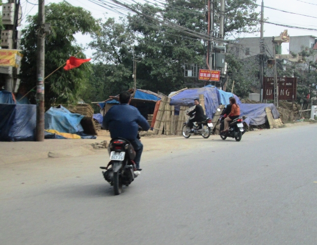 Đ&acirc;y l&agrave; những h&igrave;nh ảnh phản cảm, kh&ocirc;ng đẹp trong những ng&agrave;y Tết cổ truyền của d&acirc;n tộc chắc chắn kh&ocirc;ng chỉ xuất hiện ở Thanh H&oacute;a m&agrave; c&ograve;n nhiều địa phương kh&aacute;c trong cả nước.