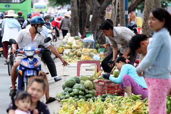Chủ thuyền cũng mang trái cây lên bờ bán lẻ cho người đi đường với giá khá rẻ