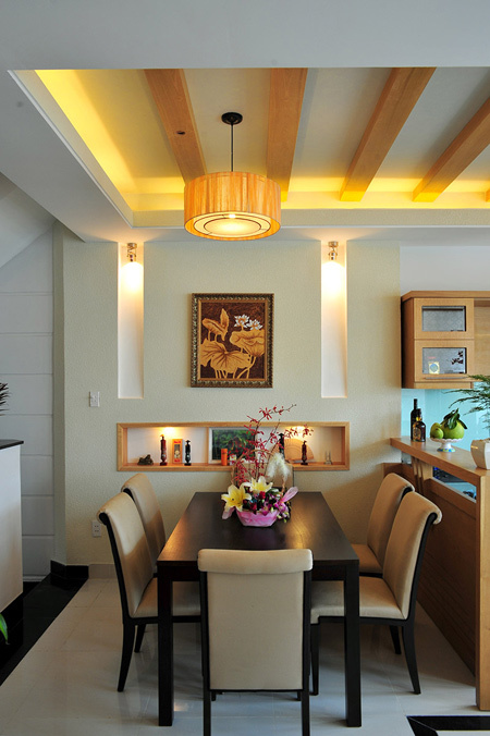 B&agrave;n ăn gọn g&agrave;ng, ấm c&uacute;ng nhờ hệ đ&egrave;n v&agrave;ng ở trần v&agrave; tường nh&agrave; kết hợp h&agrave;i h&ograve;a với phần trần gỗ.