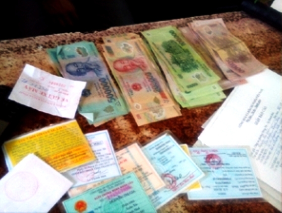 Số tiền v&agrave; giấy tờ của người mất được bảo vệ Bệnh viện Đa khoa Thanh H&oacute;a thu giữ, trả lại cho người mất.