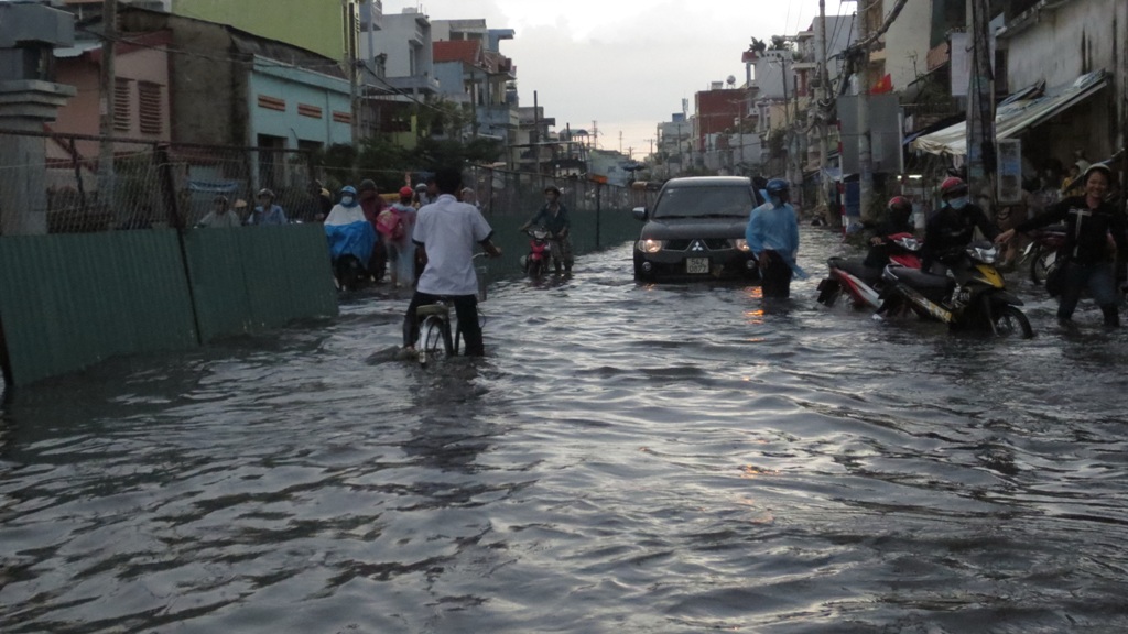 Do đang thi c&ocirc;ng cần T&acirc;n H&oacute;a n&ecirc;n tuyến đường n&agrave;y lu&ocirc;n ngập nặng khi mưa lớn g&acirc;y kh&oacute; khăn cho sinh hoạt, đi lại của người d&acirc;n