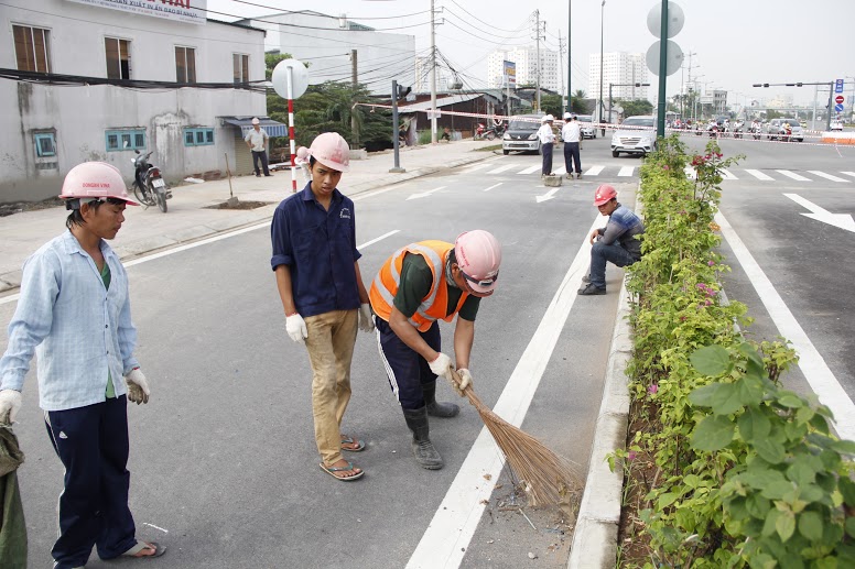 C&ocirc;ng nh&acirc;n đang l&agrave;m những bước cuối c&ugrave;ng trước giờ th&ocirc;ng xe.